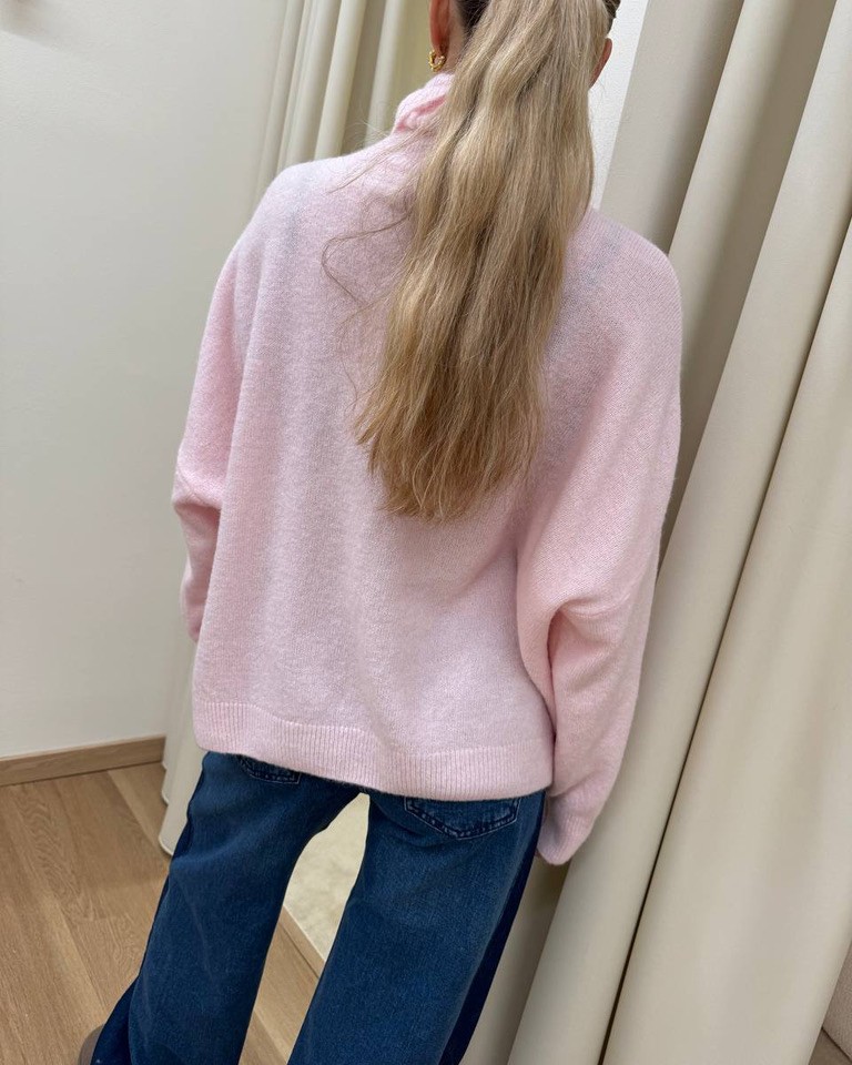 Maglione a scatoletta collo alto rosa pastello Souvenir Shop Online Maglione a scatoletta collo alto rosa pastello Souvenir