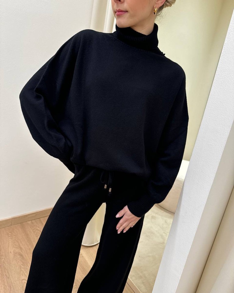 Completo in maglia nero pantalone e maglia collo alto HaveOne Shop Online Completo in maglia nero pantalone e maglia collo alto HaveOne