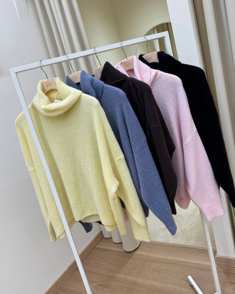 Maglione a scatoletta collo alto giallo pastello Souvenir Shop Online Maglione a scatoletta collo alto giallo pastello Souvenir