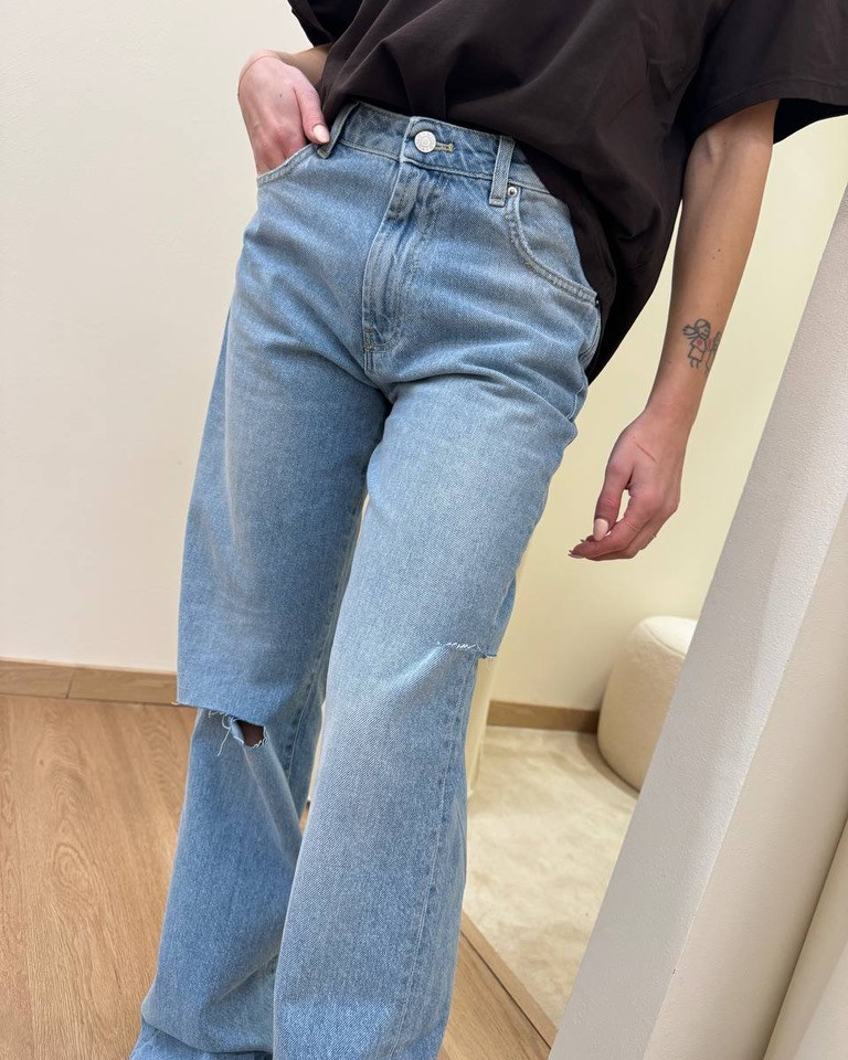 Jeans Alex lavaggio denim con tagli Vicolo Shop Online Jeans Alex lavaggio denim con tagli Vicolo