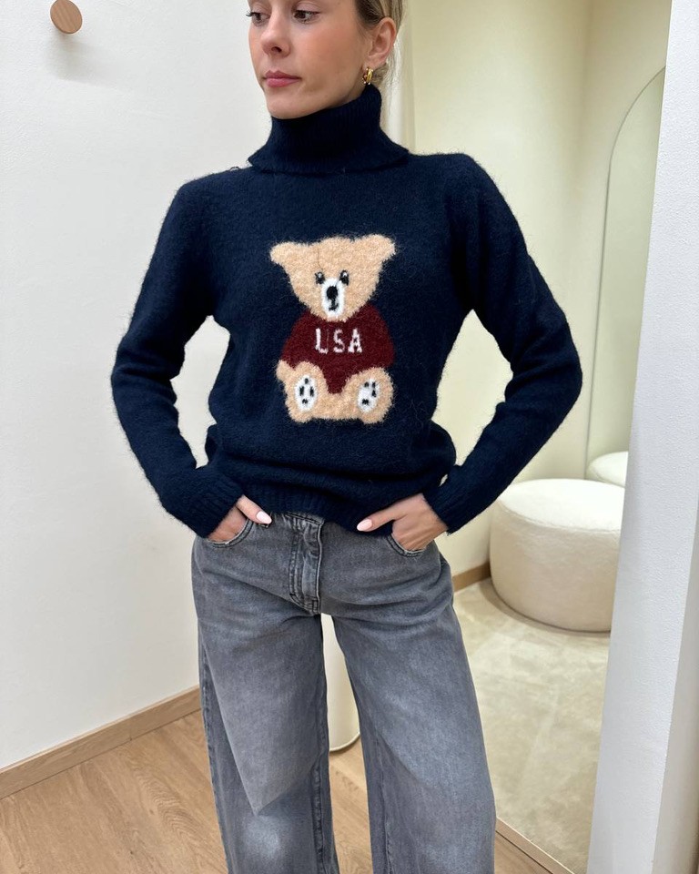 Maglione blu collo alto intarsio orsetto Susy Mix Shop Online Maglione blu collo alto intarsio orsetto Susy Mix