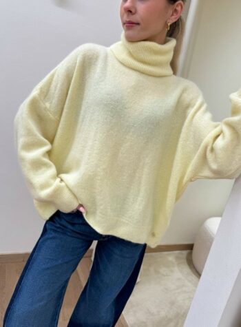 Shop Online Maglione a scatoletta collo alto giallo pastello Souvenir