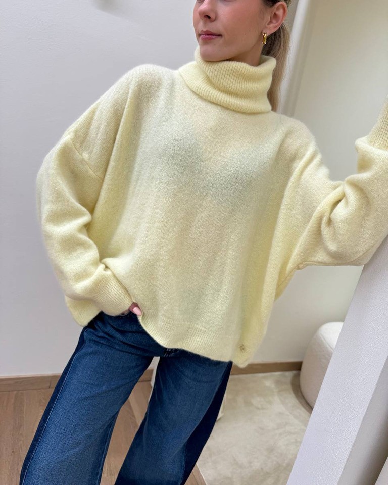 Maglione a scatoletta collo alto giallo pastello Souvenir Shop Online Maglione a scatoletta collo alto giallo pastello Souvenir