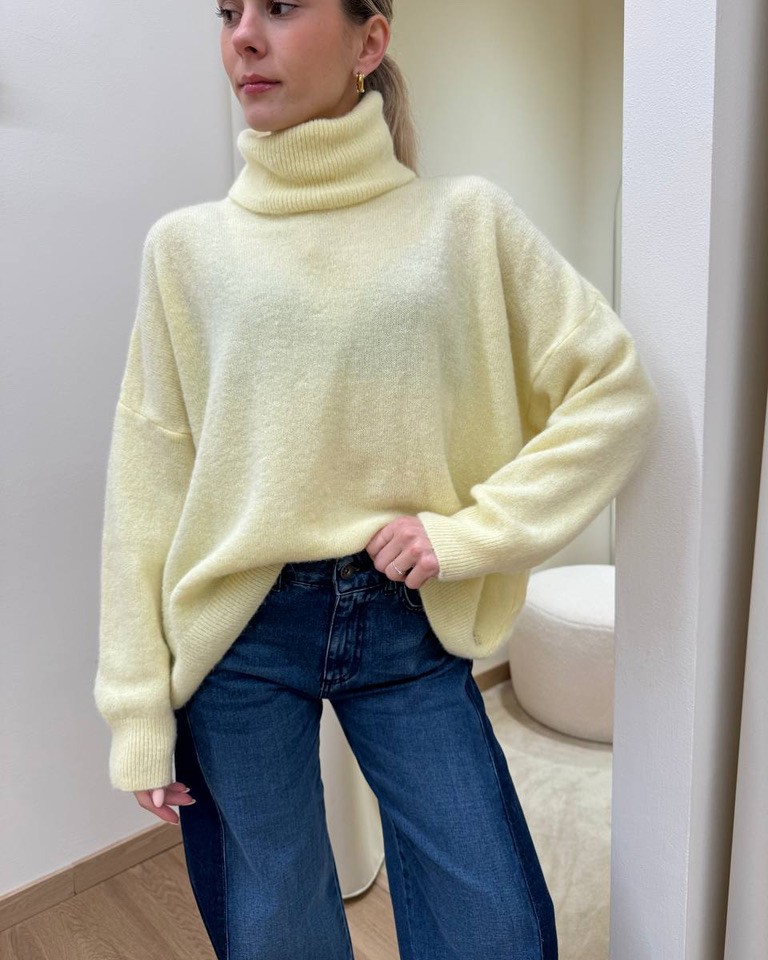 Maglione a scatoletta collo alto giallo pastello Souvenir Shop Online Maglione a scatoletta collo alto giallo pastello Souvenir