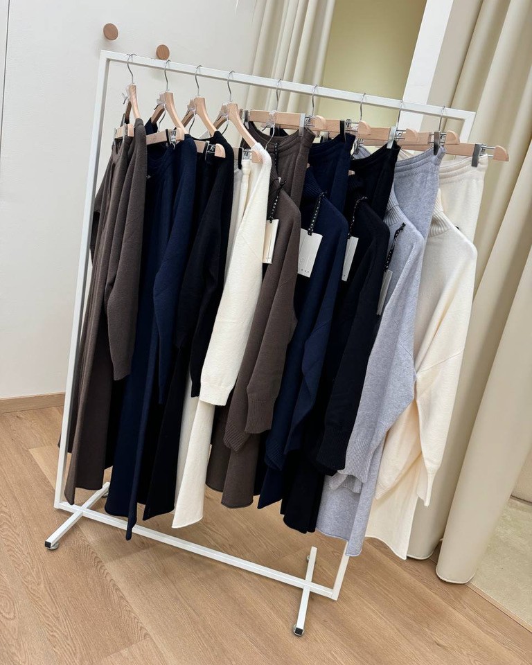 Completo in maglia grigio pantalone e maglia collo alto HaveOne Shop Online Completo in maglia grigio pantalone e maglia collo alto HaveOne