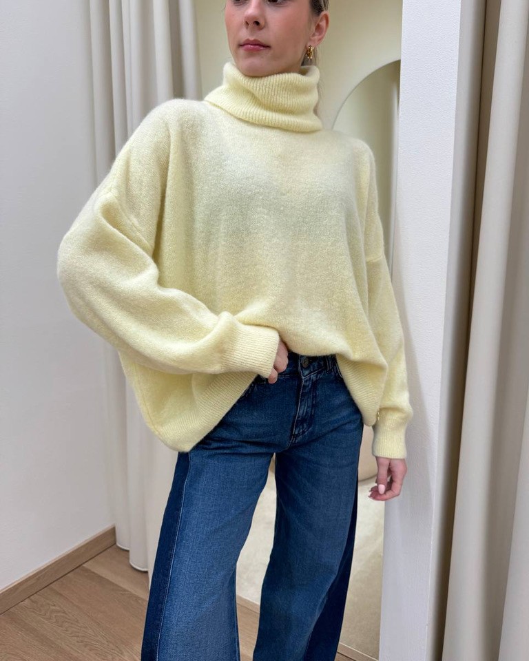 Maglione a scatoletta collo alto giallo pastello Souvenir Shop Online Maglione a scatoletta collo alto giallo pastello Souvenir