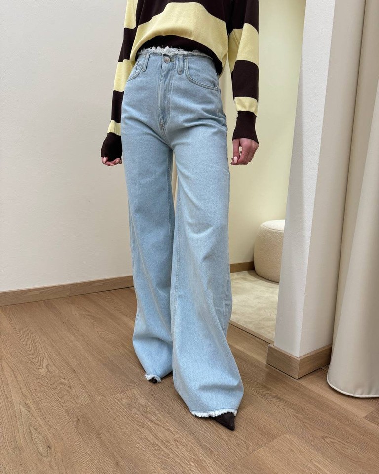 Jeans Lexie chiaro con sfrangiature Vicolo Shop Online Jeans Lexie chiaro con sfrangiature Vicolo