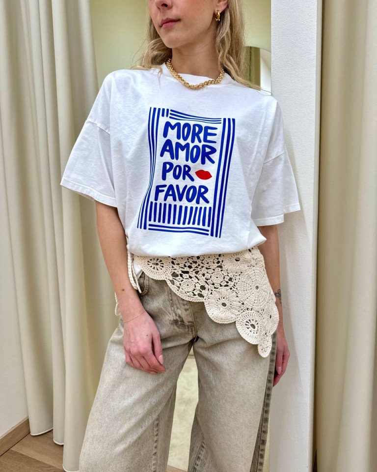 T-shirt oversize bianca stampa "More Amor.." Vicolo Shop Online T-shirt oversize bianca stampa "More Amor.." Vicolo