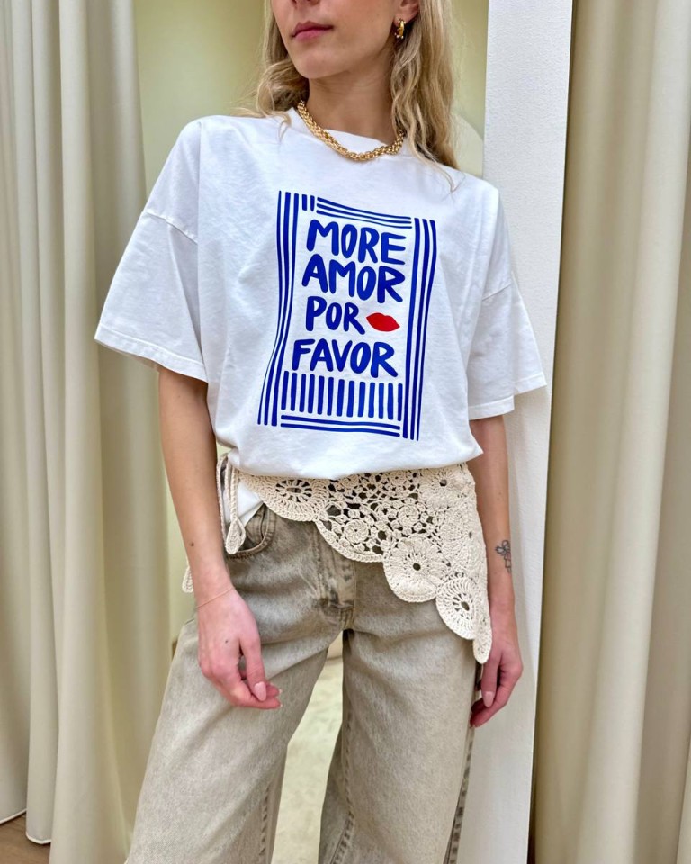 T-shirt oversize bianca stampa "More Amor.." Vicolo Shop Online T-shirt oversize bianca stampa "More Amor.." Vicolo