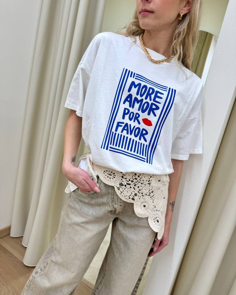 T-shirt oversize bianca stampa "More Amor.." Vicolo Shop Online T-shirt oversize bianca stampa "More Amor.." Vicolo
