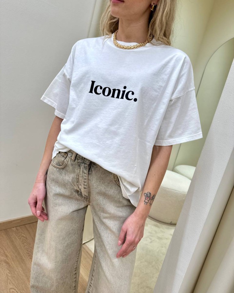 T-shirt oversize bianca stampa "Iconic." Vicolo Shop Online T-shirt oversize bianca stampa "Iconic." Vicolo