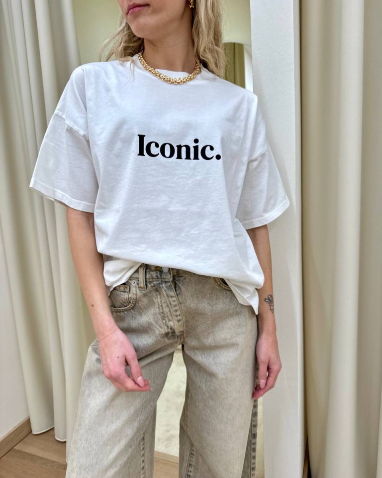 T-shirt oversize bianca stampa "Iconic." Vicolo Shop Online T-shirt oversize bianca stampa "Iconic." Vicolo