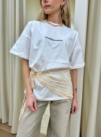 Shop Online T-shirt oversize bianca ricamo "noncelapossofare" Vicolo