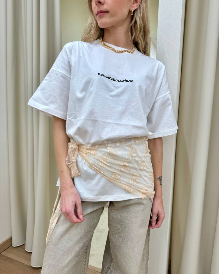 T-shirt oversize bianca ricamo "noncelapossofare" Vicolo Shop Online T-shirt oversize bianca ricamo "noncelapossofare" Vicolo