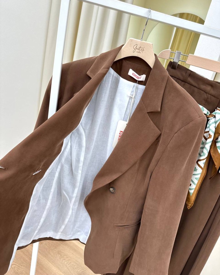 Giacca doppiopetto taglio diagonale cioccolato Kontatto Shop Online Giacca doppiopetto taglio diagonale cioccolato Kontatto