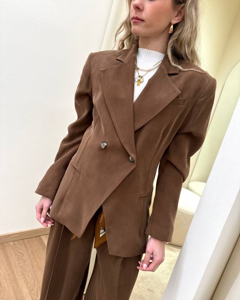 Giacca doppiopetto taglio diagonale cioccolato Kontatto Shop Online Giacca doppiopetto taglio diagonale cioccolato Kontatto