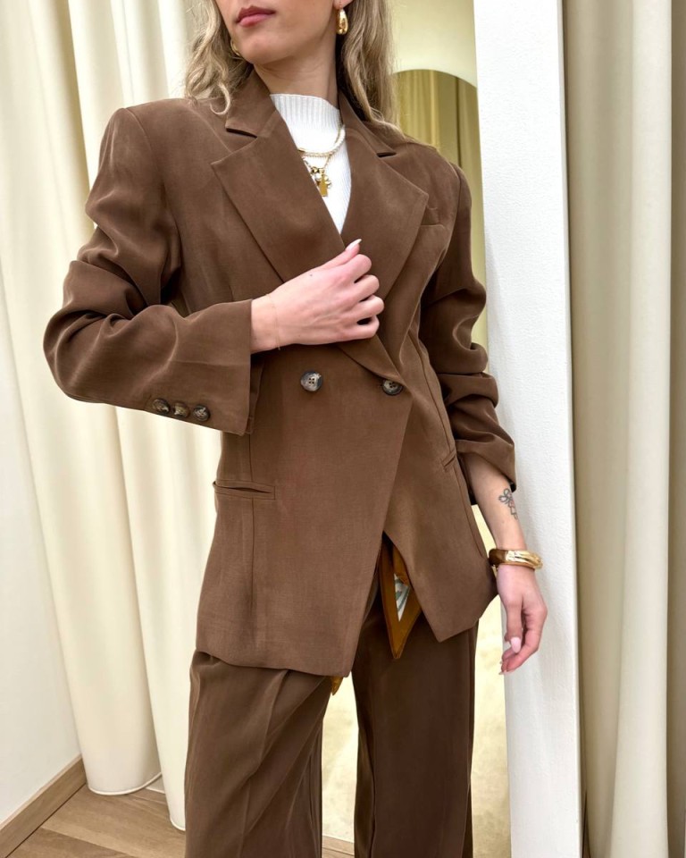 Giacca doppiopetto taglio diagonale cioccolato Kontatto Shop Online Giacca doppiopetto taglio diagonale cioccolato Kontatto