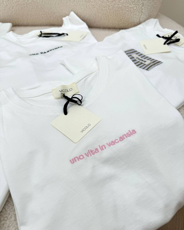 T-shirt regular bianca ricamo "Una Vita In Vacansia" Vicolo Shop Online T-shirt regular bianca ricamo "Una Vita In Vacansia" Vicolo