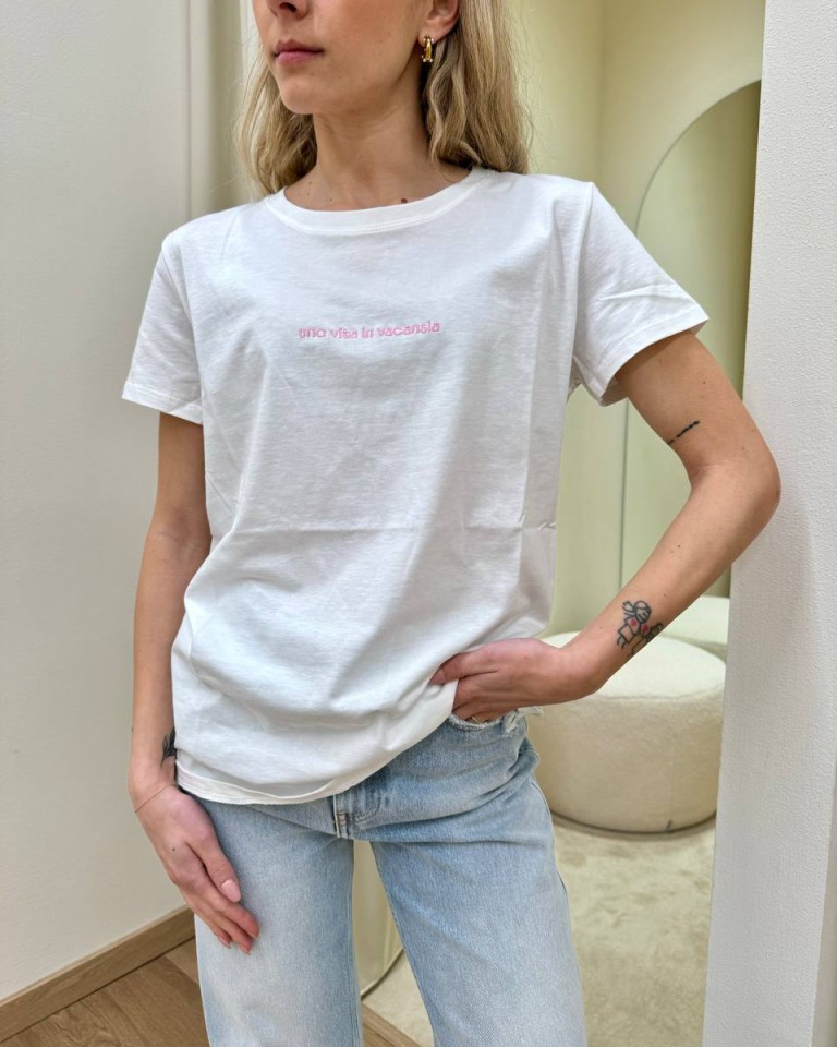 T-shirt regular bianca ricamo "Una Vita In Vacansia" Vicolo Shop Online T-shirt regular bianca ricamo "Una Vita In Vacansia" Vicolo