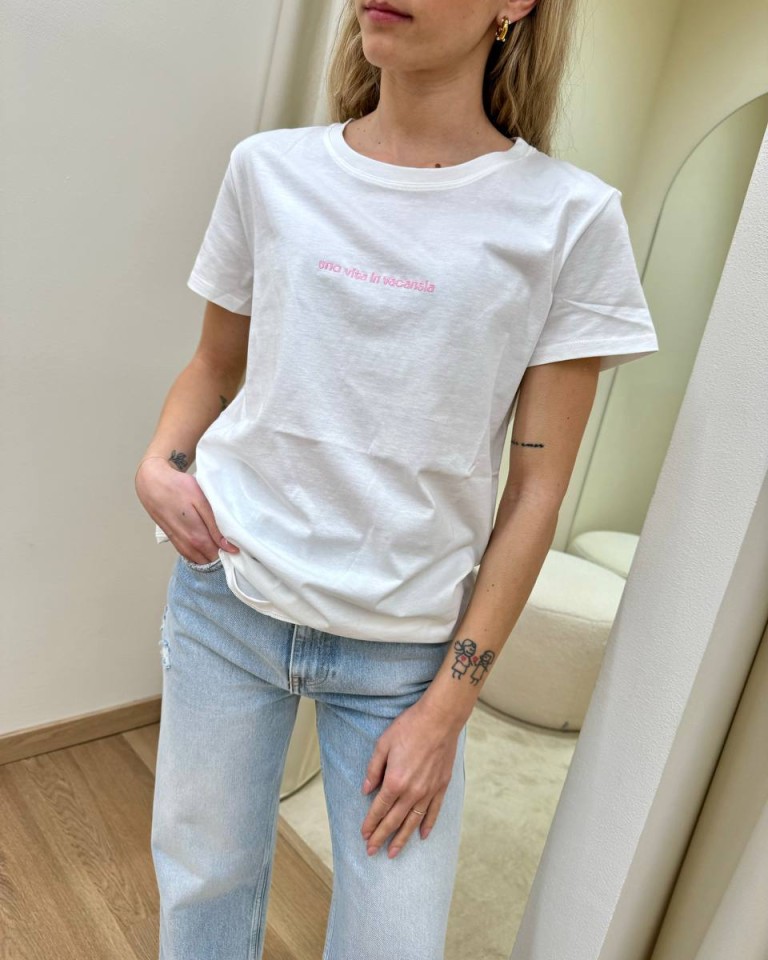 T-shirt regular bianca ricamo "Una Vita In Vacansia" Vicolo Shop Online T-shirt regular bianca ricamo "Una Vita In Vacansia" Vicolo