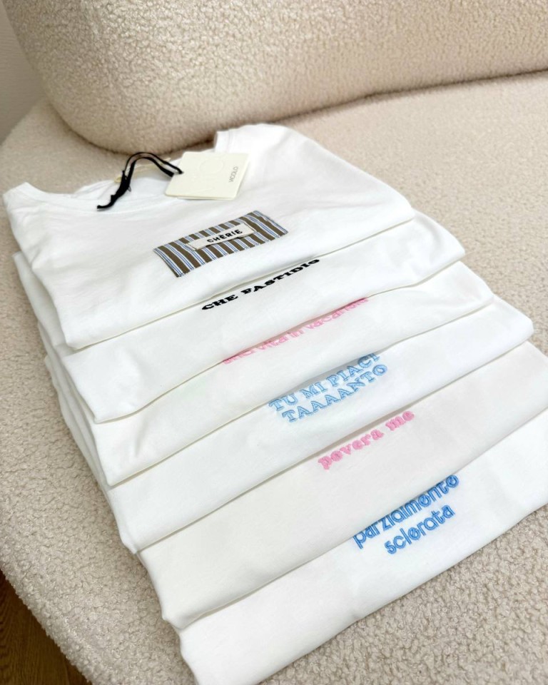 T-shirt regular bianca ricamo "Povera Me" Vicolo Shop Online T-shirt regular bianca ricamo "Povera Me" Vicolo