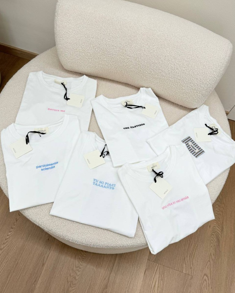 T-shirt regular bianca ricamo "Povera Me" Vicolo Shop Online T-shirt regular bianca ricamo "Povera Me" Vicolo