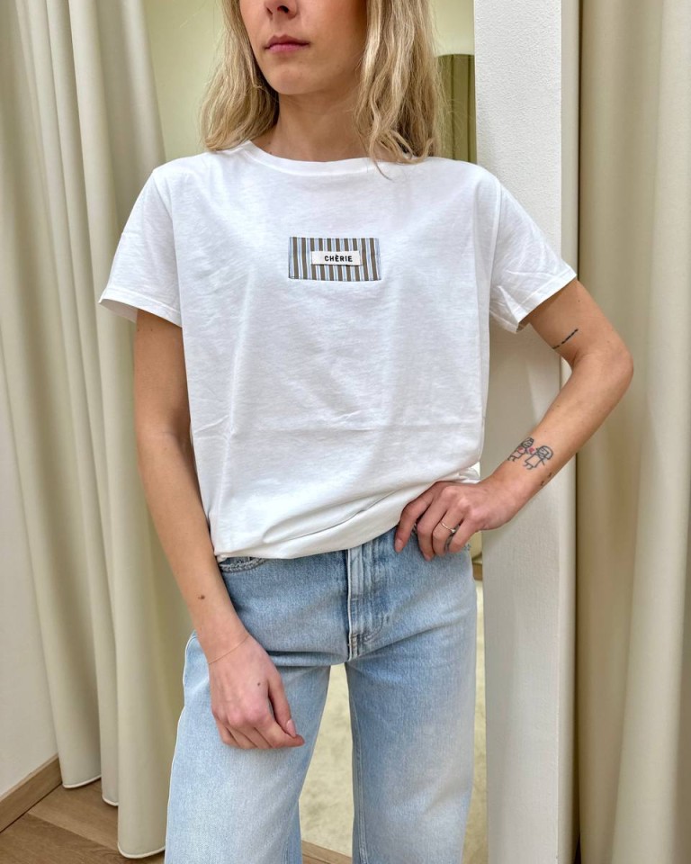 T-shirt regular bianca patch "Chèrie" Vicolo Shop Online T-shirt regular bianca patch "Chèrie" Vicolo