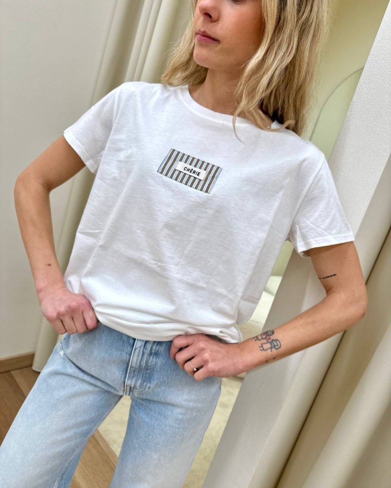 T-shirt regular bianca patch "Chèrie" Vicolo Shop Online T-shirt regular bianca patch "Chèrie" Vicolo