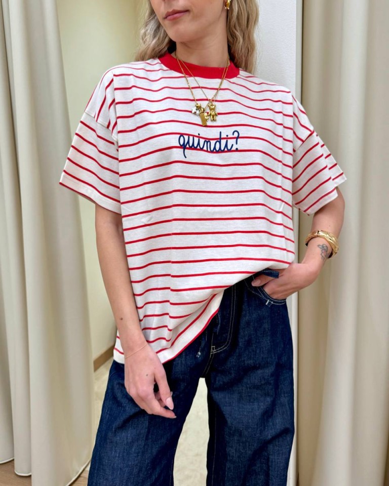 T-shirt righe rosse scritta "quindi?" Vicolo Shop Online T-shirt righe rosse scritta "quindi?" Vicolo