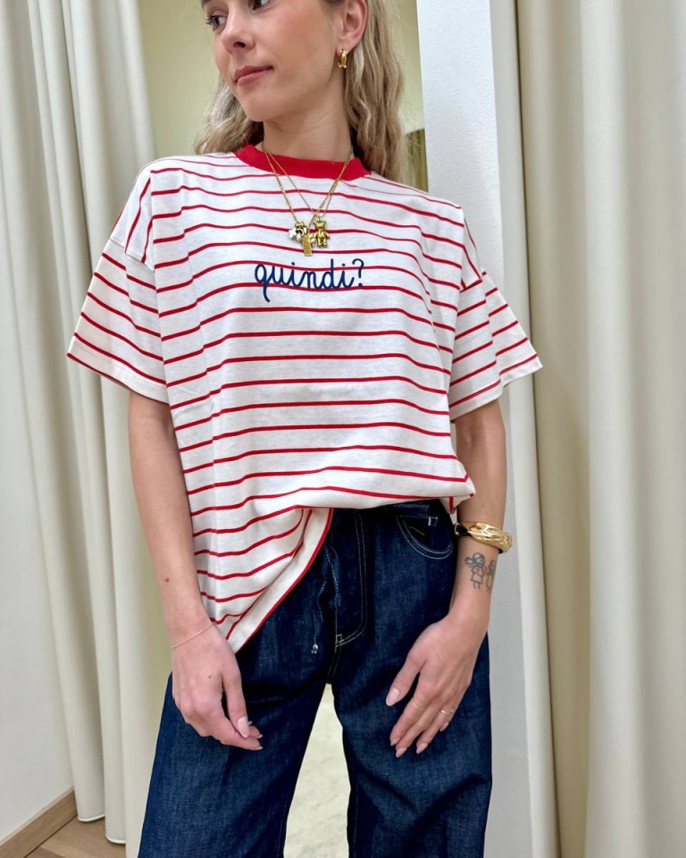 T-shirt righe rosse scritta "quindi?" Vicolo Shop Online T-shirt righe rosse scritta "quindi?" Vicolo