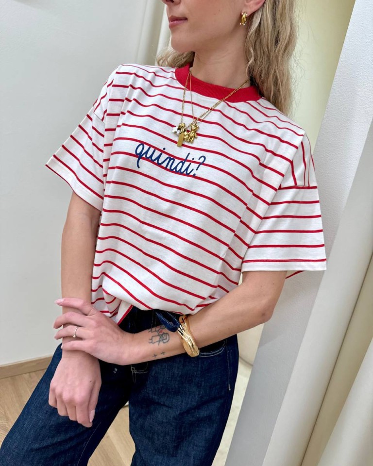 T-shirt righe rosse scritta "quindi?" Vicolo Shop Online T-shirt righe rosse scritta "quindi?" Vicolo