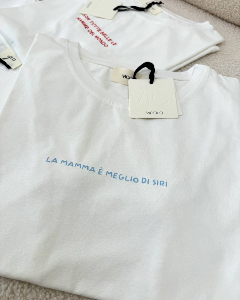 T-shirt regular bianca stampa "la mamma è meglio di siri" Vicolo Shop Online T-shirt regular bianca stampa "la mamma è meglio di siri" Vicolo