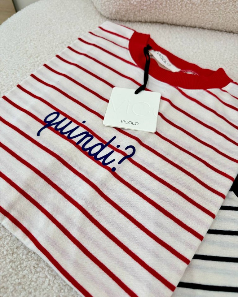 T-shirt righe rosse scritta "quindi?" Vicolo Shop Online T-shirt righe rosse scritta "quindi?" Vicolo