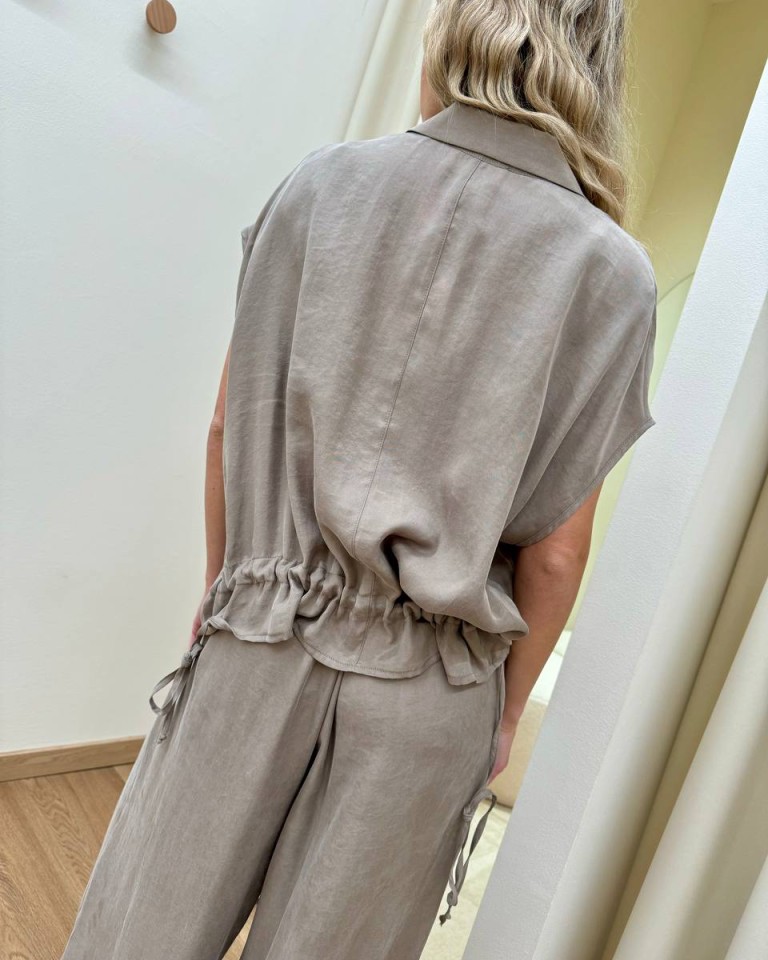 Camicia fluida smanicata lyocell sabbia Vicolo Shop Online Camicia fluida smanicata lyocell sabbia Vicolo