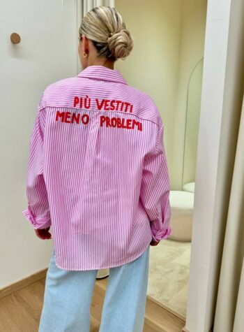 Shop Online Camicia over righe rosa "Più vestiti meno problemi"