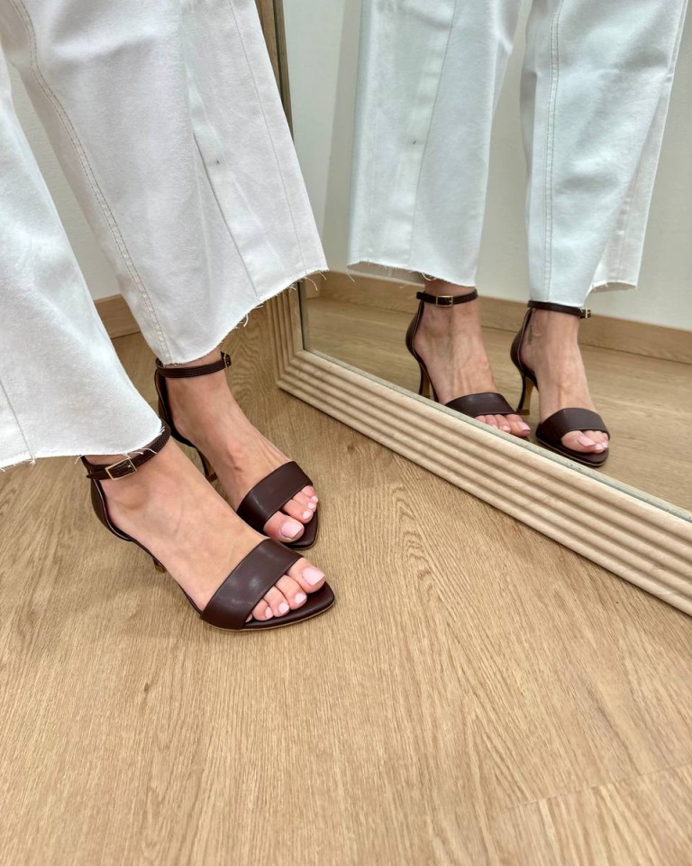 Sandalo a punta con tacco e cinturino moro Ovyè Shop Online Sandalo a punta con tacco e cinturino moro Ovyè