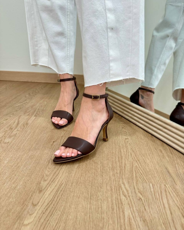Sandalo a punta con tacco e cinturino moro Ovyè Shop Online Sandalo a punta con tacco e cinturino moro Ovyè