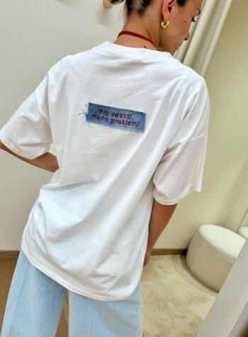 Shop Online T-shirt oversize bianca "Più vestiti meno problemi"