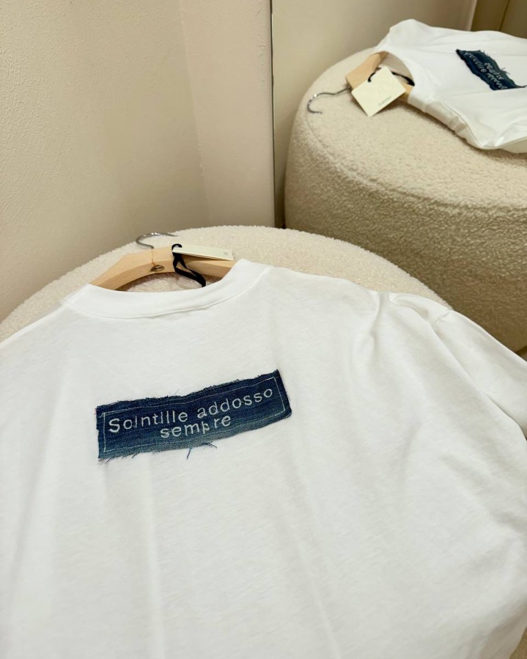 T-shirt oversize bianca "Scintille addosso..." Shop Online T-shirt oversize bianca "Scintille addosso..."