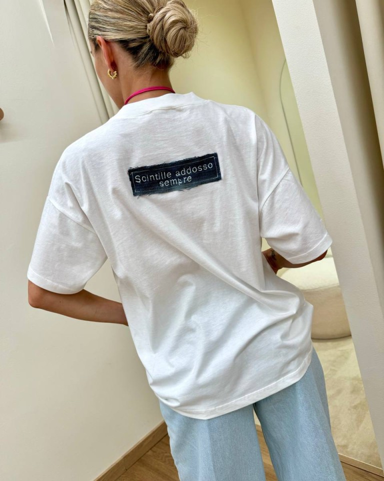 T-shirt oversize bianca "Scintille addosso..." Shop Online T-shirt oversize bianca "Scintille addosso..."