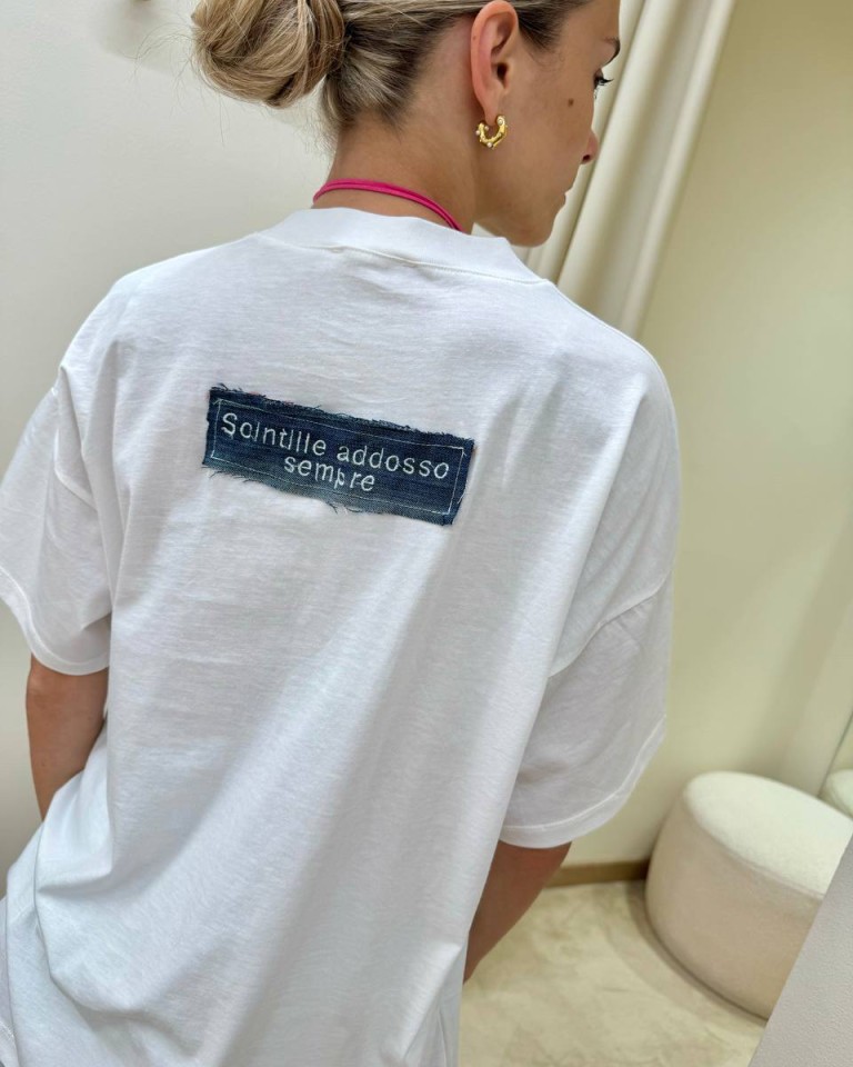 T-shirt oversize bianca "Scintille addosso..." Shop Online T-shirt oversize bianca "Scintille addosso..."