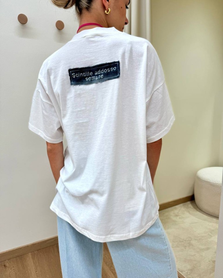 T-shirt oversize bianca "Scintille addosso..." Shop Online T-shirt oversize bianca "Scintille addosso..."