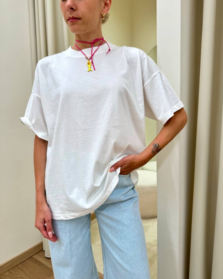 T-shirt oversize bianca "Scintille addosso..." Shop Online T-shirt oversize bianca "Scintille addosso..."