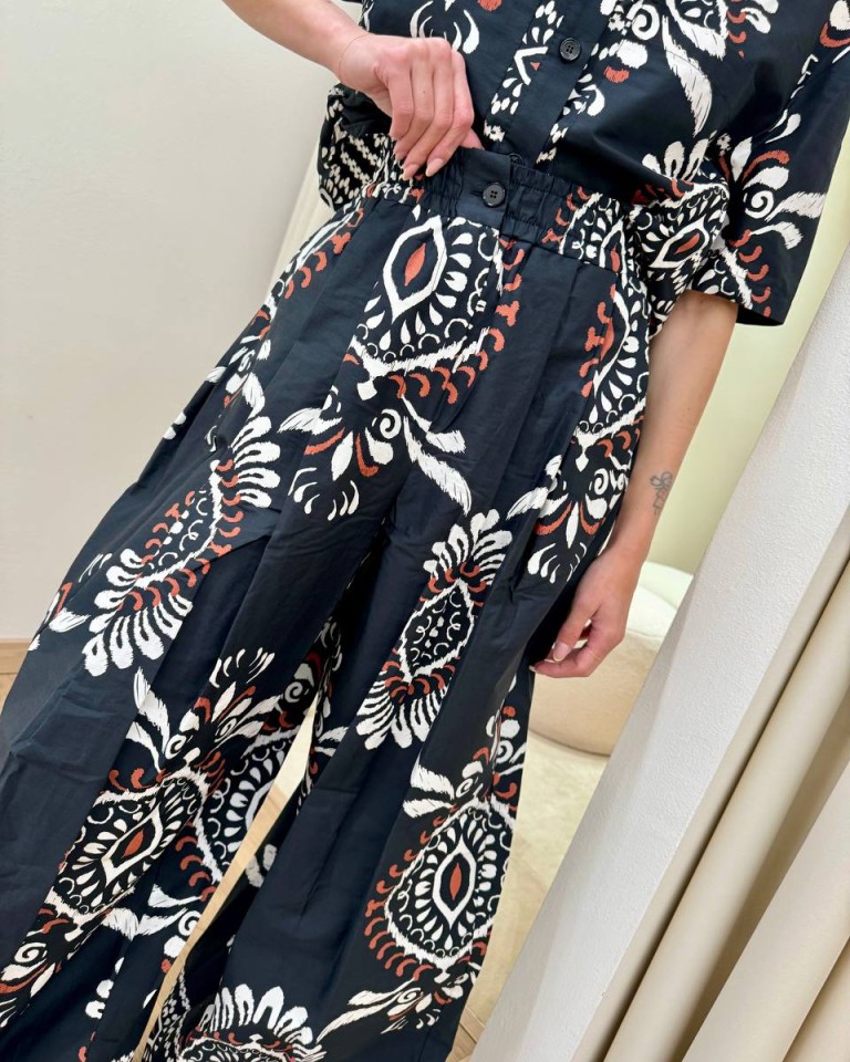 Pantalone con pinces fantasia etnica nera e burro Vicolo Shop Online Pantalone con pinces fantasia etnica nera e burro Vicolo
