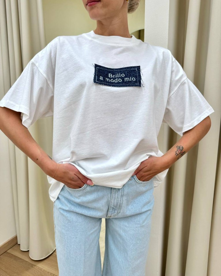 T-shirt oversize bianca "Brillo a modo mio" Shop Online T-shirt oversize bianca "Brillo a modo mio"