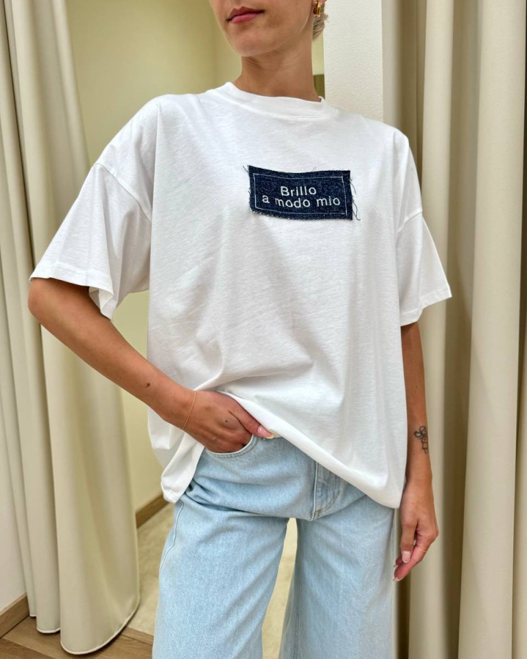 T-shirt oversize bianca "Brillo a modo mio" Shop Online T-shirt oversize bianca "Brillo a modo mio"