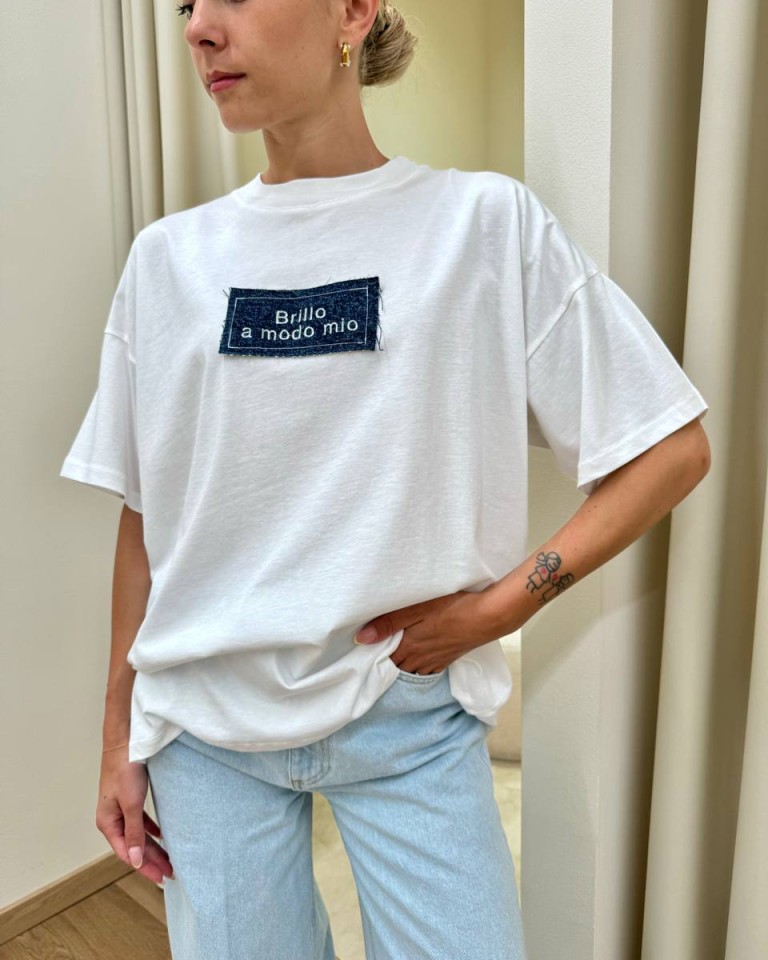 T-shirt oversize bianca "Brillo a modo mio" Shop Online T-shirt oversize bianca "Brillo a modo mio"