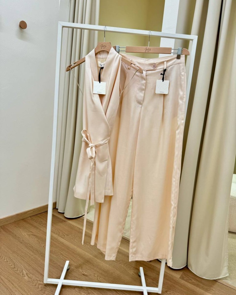 Pantalone ampio con pinces burro Vicolo Shop Online Pantalone ampio con pinces burro Vicolo