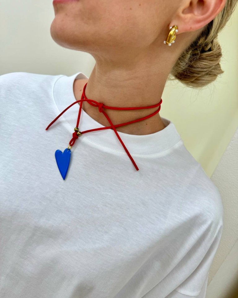 Choker rosso con cuore blu Shop Online Choker rosso con cuore blu