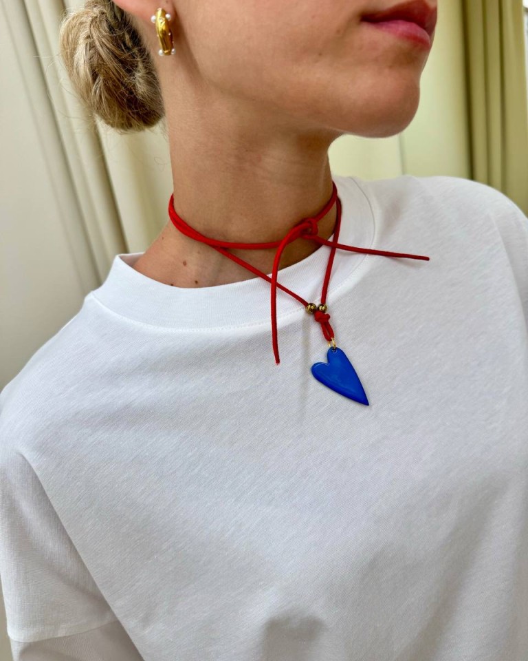 Choker rosso con cuore blu Shop Online Choker rosso con cuore blu